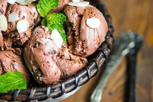 Шоколадно-миндальное мороженое