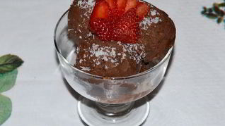 Шоколадное мороженое с орехами в блендере