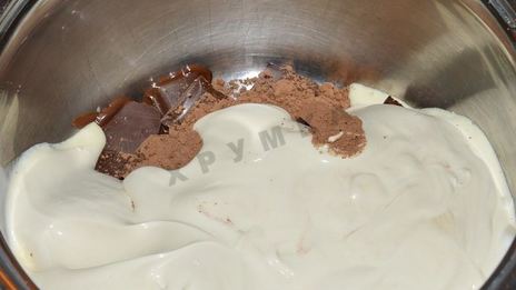 шоколадное мороженое с орехами в блендере