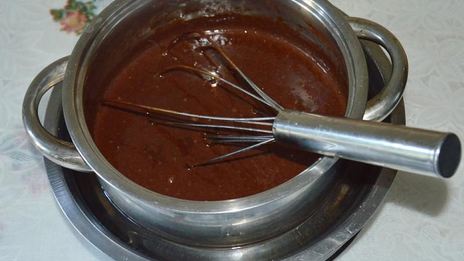 шоколадное мороженое с орехами в блендере