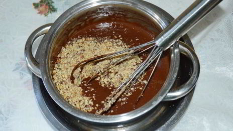 шоколадное мороженое с орехами в блендере