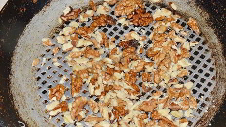 шоколадное мороженое с орехами в блендере