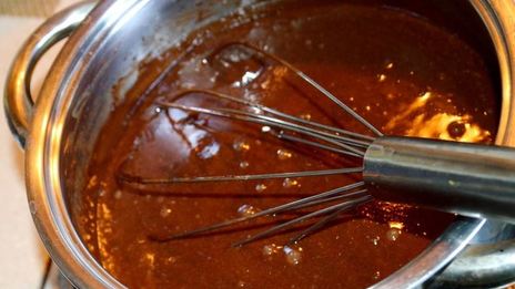 шоколадное мороженое с орехами в блендере