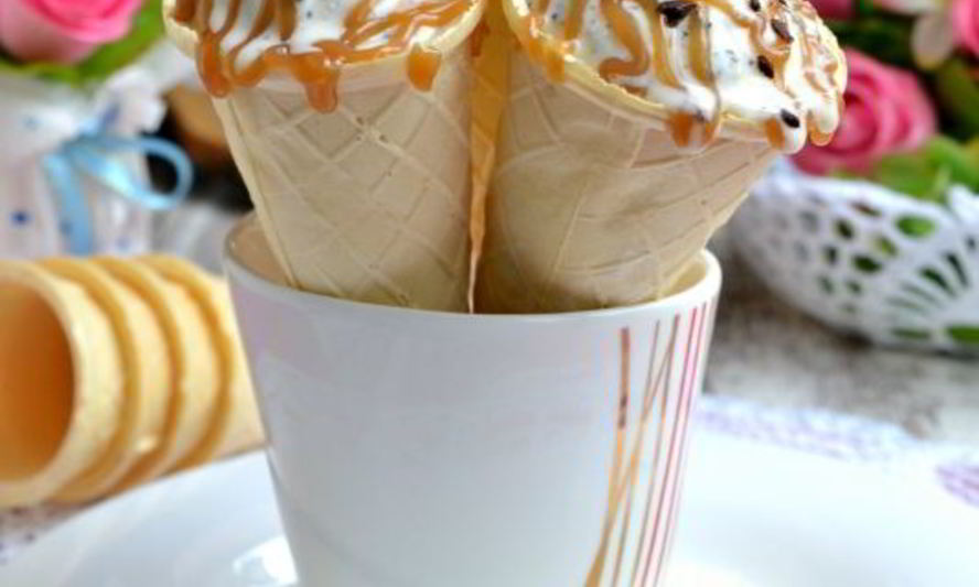 Рецепт сливочное мороженое с кусочками шоколада и карамельным соусом