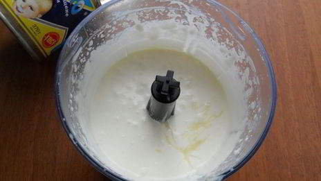 сливочное мороженое с кусочками шоколада и карамельным соусом