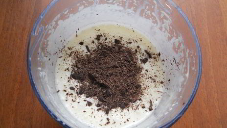 сливочное мороженое с кусочками шоколада и карамельным соусом