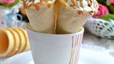 сливочное мороженое с кусочками шоколада и карамельным соусом