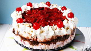 Торт-мороженое с клубникой и бананами