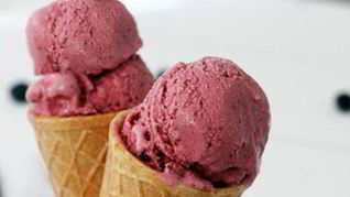 Ягодное мороженое в вафельном рожке