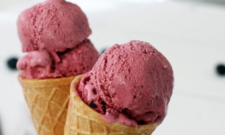 Рецепт ягодное мороженое в вафельном рожке