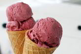 Ягодное мороженое в вафельном рожке