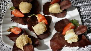 Грушевый мусс на шоколадных листьях