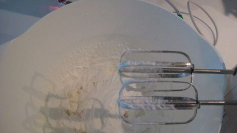 крем-мусс из белого шоколада роза-малина