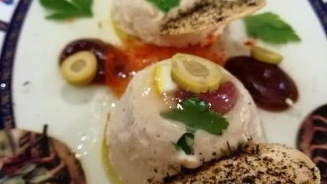 мусс из тунца и рикотты с чипсами из тортильи