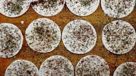 мусс из тунца и рикотты с чипсами из тортильи