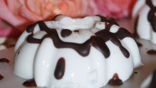 Мусс молочный с шоколадным соусом