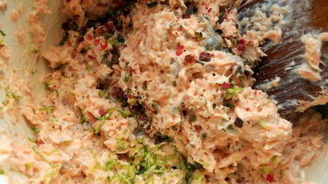 паста ракушки с муссом из семги, маскарпоне, руколы и красной икрой