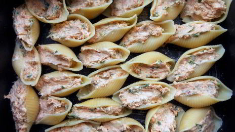 паста ракушки с муссом из семги, маскарпоне, руколы и красной икрой