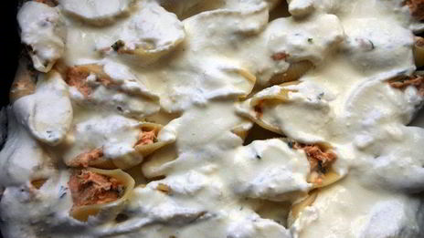 паста ракушки с муссом из семги, маскарпоне, руколы и красной икрой