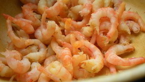 рыбный террин с креветочным муссом на подушечке из брокколи