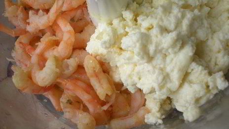 рыбный террин с креветочным муссом на подушечке из брокколи