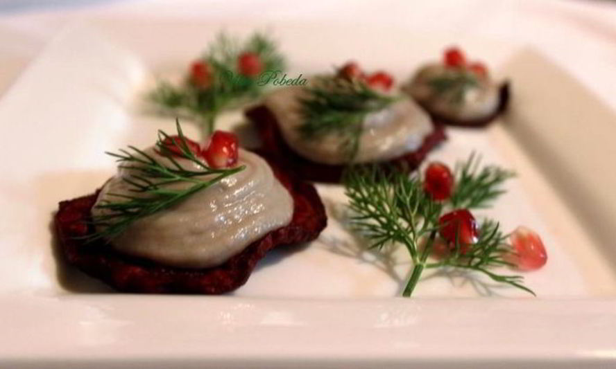 Рецепт селедочный мусс на свекольных чипсах