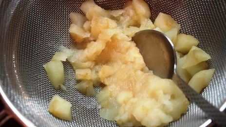 селедочный мусс на свекольных чипсах