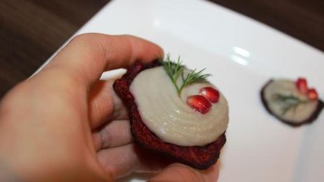 селедочный мусс на свекольных чипсах