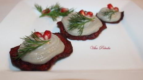 селедочный мусс на свекольных чипсах