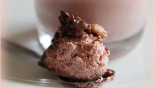 Шоколадно-клубничный мусс с орешками