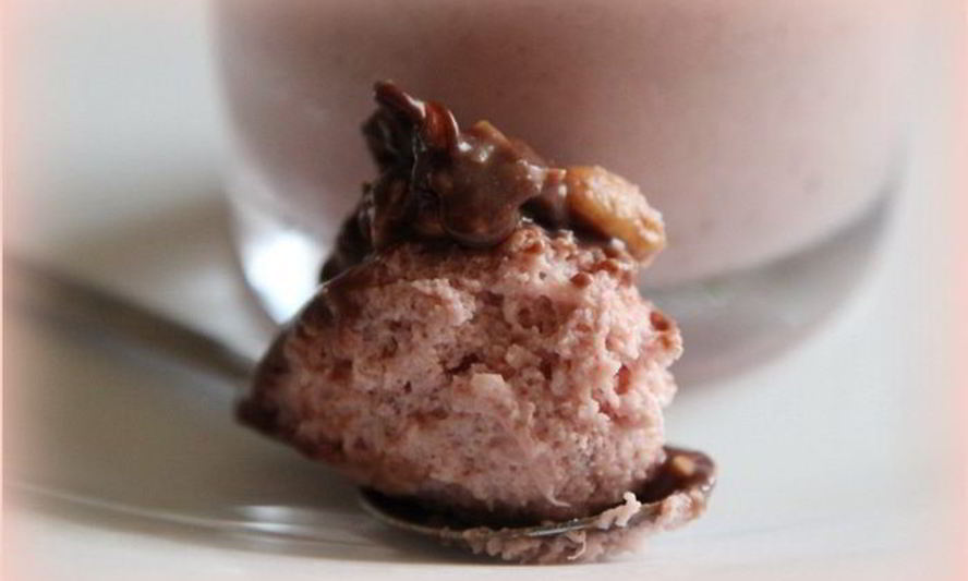 Рецепт шоколадно-клубничный мусс с орешками