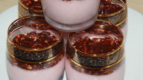 шоколадно-клубничный мусс с орешками