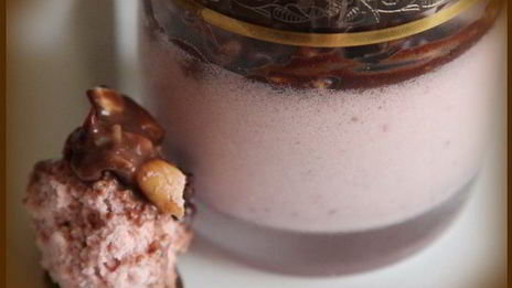 шоколадно-клубничный мусс с орешками