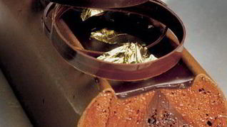 Шоколадный бисквит с муссом из горького шоколада и апельсиновым конфитюром