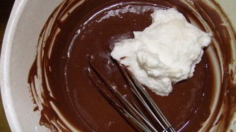 шоколадный мусс с нежным сливочным кремом и абрикосовым желе