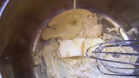 шоколадный мусс с нежным сливочным кремом и абрикосовым желе