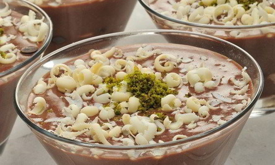 Рецепт шоколадный мусс с перцем чили, фисташками и коньяком