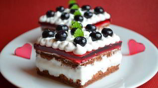 Тирамису с кокосовым муссом, малиновым желе и черникой