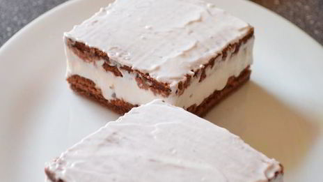 тирамису с кокосовым муссом, малиновым желе и черникой