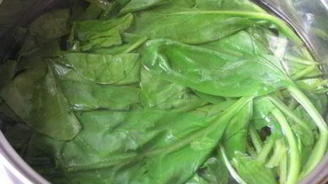 торт-мусс с курицей, шпинатом и черри