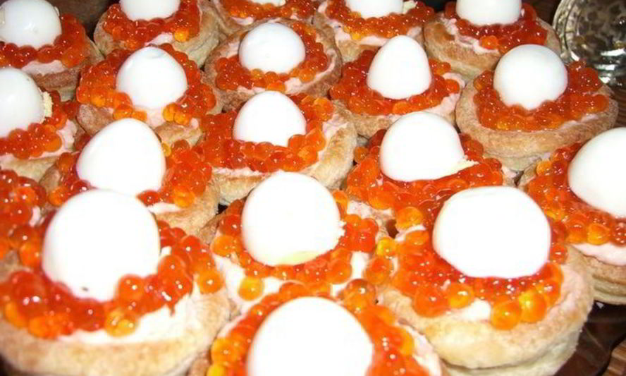 Рецепт волованы с лососевым муссом, икрой и перепелиными яйцами