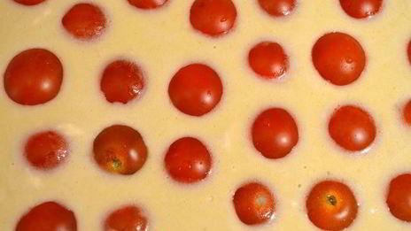 несладкий клафути с томатами черри и пармезаном