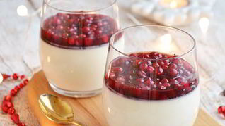 Панна котта с брусникой в глинтвейне