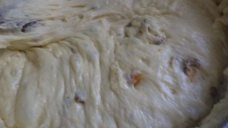 кулич с цукатами, изюмом и орехами