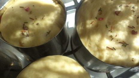 кулич с цукатами, изюмом и орехами