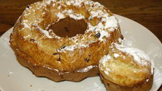 Кулич с вишней и клюквой