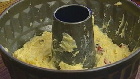 кулич с вишней и клюквой