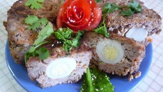 Мясное пасхальное кольцо с яйцами