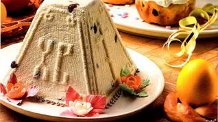 Пасха из творога с изюмом