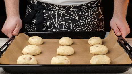 пасхальные булочки с изюмом